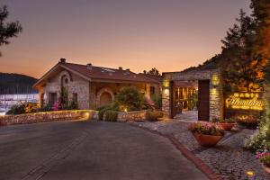 Orhaniye马蒂赫米塔酒店的车道和建筑之家