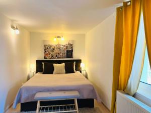 een kleine slaapkamer met een bed en een raam bij Elite Residence in Timişoara