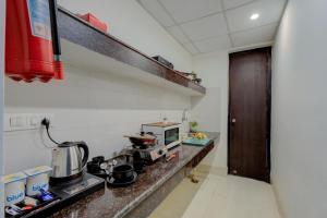 Köök või kööginurk majutusasutuses BlueNeck Sec 40 Unitech Cyber Park Gurugram