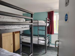 Postel nebo postele na pokoji v ubytování YHA Malham