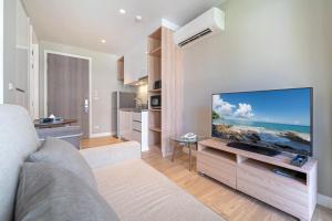 TV a/nebo společenská místnost v ubytování Private Apartments Bangtao