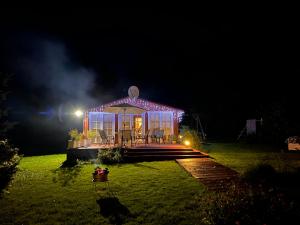 JakiškiaiRamus Ūkis的夜晚在院子里的一座灯光凉亭