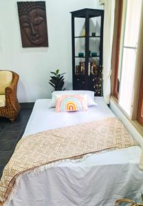 Una cama con una almohada con un arcoíris encima. en 1 Bedroom House With Pool In Central Location, en Hua Hin