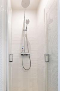 eine Dusche mit Duschkopf in einem Badezimmer in der Unterkunft Paris La Defense - Refurbished independent house in La Garenne-Colombes
