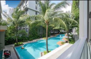 Bazén v ubytování Private Apartments Bangtao nebo v jeho okolí