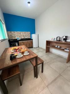 - une cuisine avec une table en bois et de la nourriture dans l'établissement Flat Piúva, à Bonito
