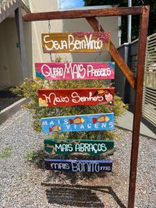 un groupe de livres empilés les uns sur les autres dans l'établissement Flat Piúva, à Bonito