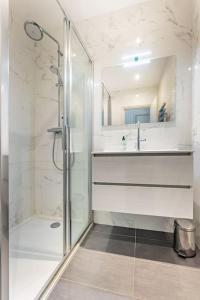 ein weißes Badezimmer mit Dusche und Waschbecken in der Unterkunft Paris La Defense - Refurbished independent house in La Garenne-Colombes + 54 Fotos