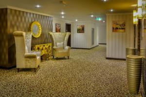 Een zitgedeelte bij Golden Ocean Hotel