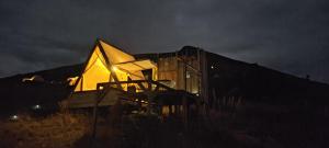 Das Gebäude in dem sich die Zelt-Lodge befindet