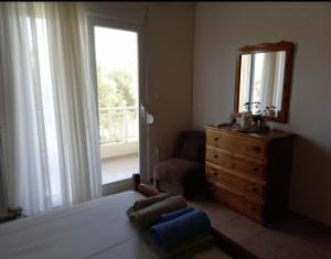 Una cama o camas en una habitación de Villa Lamprini