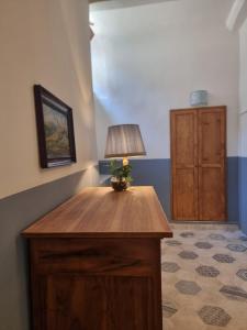 a desk with a lamp on it in a room at Le Gatte Rosa B&B in Bevagna