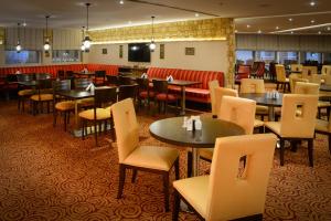 Een restaurant of ander eetgelegenheid bij Golden Ocean Hotel