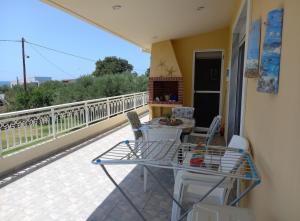 Un balcón o terraza en Villa Lamprini