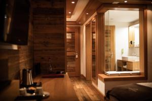 Koupelna v ubytování Relais & Chateaux Schönegg + 37 fotografií