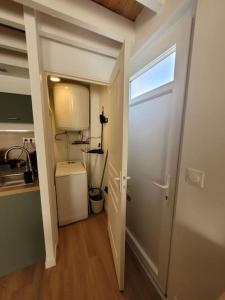 un corridoio con porta per una camera con finestra di Petite maison pleine de charme a Lambersart Altre 13 foto