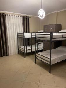 Rúm í herbergi á Buda Hostel