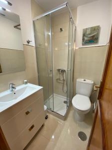 ベガ・デ・サン・マテオにあるCasa de la Plaza San Mateoのシャワー、トイレ、洗面台を備えたバスルーム