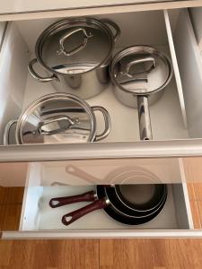 ベガ・デ・サン・マテオにあるCasa de la Plaza San Mateoのキッチンの鍋やフライパンがいっぱい入った引き出し