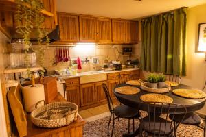 Kuchyň nebo kuchyňský kout v ubytování Airport Cottage House + 103 fotografií