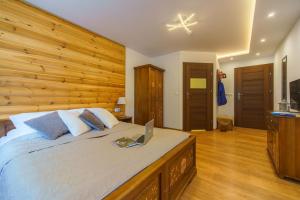 Posteľ alebo postele v izbe v ubytovaní Villa Odskocznia Apartamenty - Sauna, Centrum - Skocznia, Zakopane
