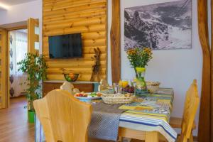 Televízia a/alebo spoločenská miestnosť v ubytovaní Villa Odskocznia Apartamenty - Sauna, Centrum - Skocznia, Zakopane