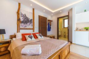 Posteľ alebo postele v izbe v ubytovaní Villa Odskocznia Apartamenty - Sauna, Centrum - Skocznia, Zakopane