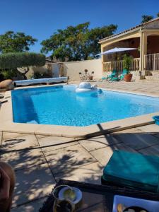 CHAMBRE D HOTES à 4 KMS D UZES " Chez Nadou "内部或周边的泳池