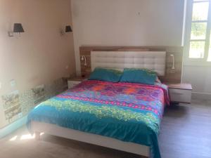 Ένα ή περισσότερα κρεβάτια σε δωμάτιο στο La Maison du soleil L Aulhere 3 étoiles ,Maison familiale 6-7 personnes, Grand Jacuzzi 6 p +61 φωτογραφίες