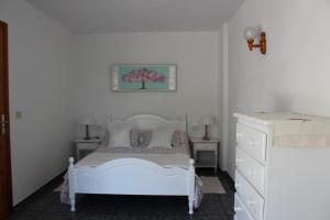 biała sypialnia z łóżkiem i komodą w obiekcie Mi apartamento Mini 2 w mieście Puerto Naos