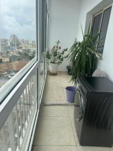 un balcon avec vue sur une ville dans l'établissement Appartement Dakar Plateau Appartement Cité Emmergence, à Dakar