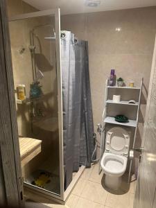 une salle de bain avec douche et toilettes dans l'établissement Appartement Dakar Plateau Appartement Cité Emmergence, à Dakar
