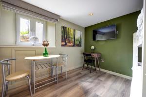 TV a/nebo společenská místnost v ubytování Croft House