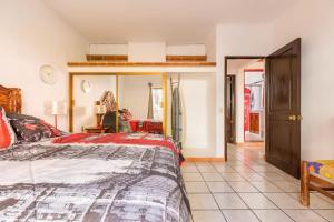 Een bed of bedden in een kamer bij Apartments Olas Altas Romantic Zone of Puerto Vallarta