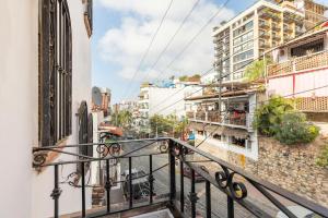 Een balkon of terras bij Apartments Olas Altas Romantic Zone of Puerto Vallarta