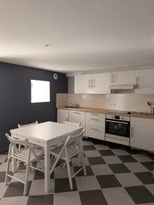 Η κουζίνα ή μικρή κουζίνα στο le domaine de mazerolles