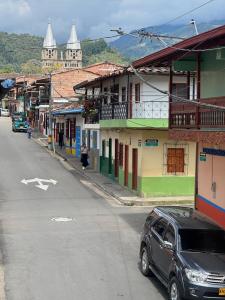 a car parked on the side of a street with buildings at Apartamento acogedor cerca al parque con balcón in Jardin