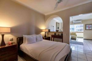 Een bed of bedden in een kamer bij Apartments Olas Altas Romantic Zone of Puerto Vallarta