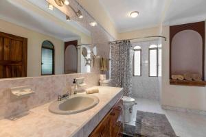 Een badkamer bij Apartments Olas Altas Romantic Zone of Puerto Vallarta