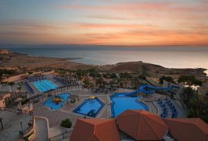 una vista aérea de un complejo con dos piscinas en Dead Sea Spa Hotel, en Sowayma