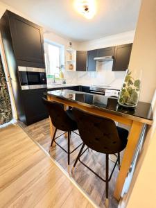 eine Küche mit Tisch und Stühlen in einem Zimmer in der Unterkunft Modern 2 bed near mall and parking in Golders Green + 6 Fotos
