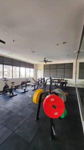 Un gimnasio con varias cintas de correr y máquinas en una sala. en Life Luxury Lodgings near IT PARK, en Cebú