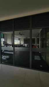 Un edificio vacío con ventanas de cristal y una habitación. en Life Luxury Lodgings near IT PARK, en Cebú