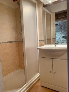 Un baño con lavabo y ducha en LA PATISSERIE, en Saint-Sauveur-de-Cruzières 5 fotos más
