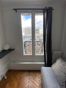 Un balcón o terraza en 12m2 room with view on Eiffel Tower