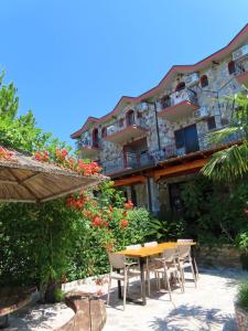 a table and chairs in front of a building at HOTEL FIRENZE in Tale