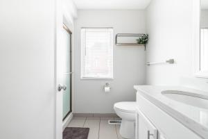 bagno bianco con servizi igienici e finestra di Luxury Downtown Townhome Private Garage Unit 16 a Cleveland Altre 28 foto