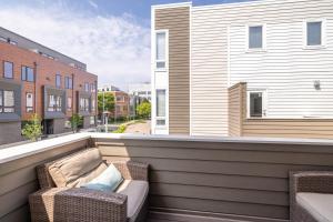un balcone con divano e sedie in un edificio di Luxury Downtown Townhome Private Garage Unit 16 a Cleveland