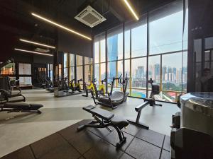 un gimnasio con un montón de equipos de ejercicio en un edificio en Opus Residences by Star Haven, en Kuala Lumpur