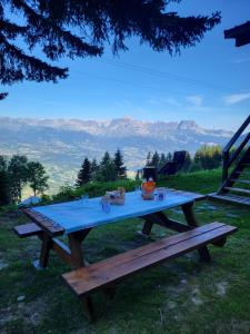Pemandangan gunung umum atau pemandangan gunung yang diambil dari chalet